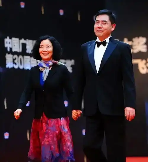 陈宝国罕见带老婆亮相活动,老婆打扮得精致减龄,手牵手超幸福
