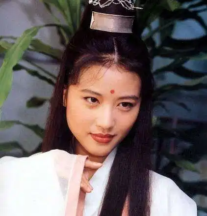 同是饰演周芷若,高圆圆经典周海媚美艳,为什么她却备受争议

