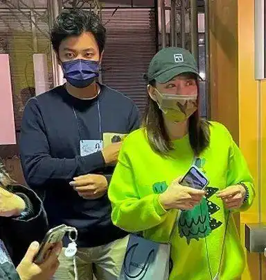 又一对姐弟恋秀恩爱,陈乔恩携艾伦现身机场,小腹隆起疑似怀孕
