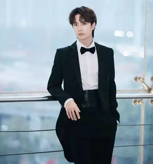 终于发现王一博的魅力了,穿件红西装,男友力溢出屏幕了
