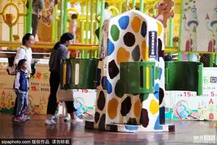 重庆现男性露天公厕只遮私密部位引热议
