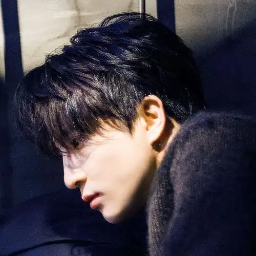 薛之谦升级当爸微博发喜讯透露女儿名叫小雪糕
