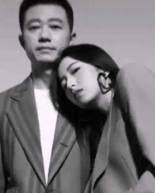 周雨彤爸爸才是隐藏男神,看到他旧时写真,网友还缺女儿吗
