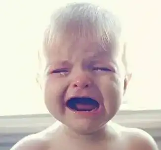 男孩手臂差点被妈妈拽废,孩子的手不能这样牵
