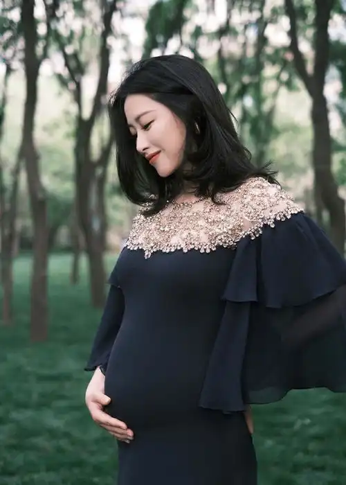 朱珠长相标致耐看,熟女曲线穿深色长裙,加点亮片更添高级感
