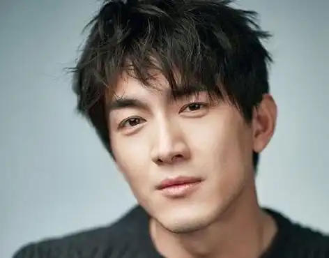 带你看林更新现实住的房子,平时经常跟朋友打火锅,桌上摆满啤酒
