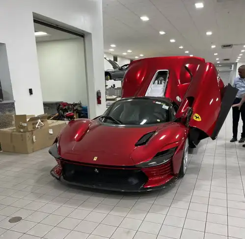 1800万c罗再提新豪车,车库已经放不下,短暂忘却了球场烦恼
