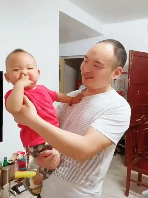 爸爸带娃做亲子鉴定,工作人员看了两人的长相后,当场拒绝
