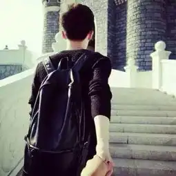 求qq情侣头像一左一右手牵手的那种这张的另一半
