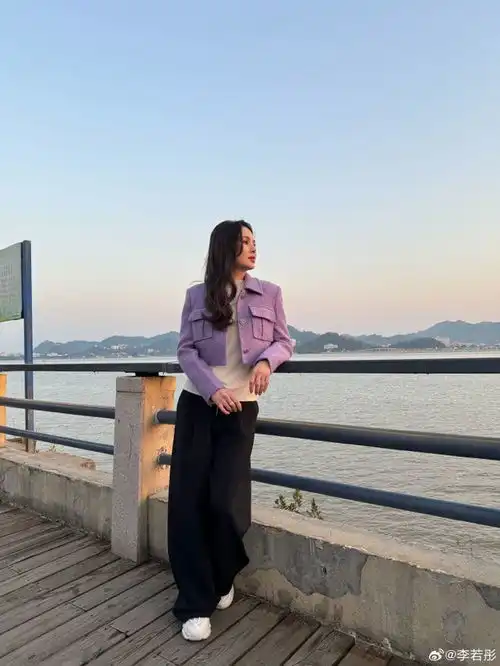 57岁李若彤太敢穿了吊带西装裤素颜黑长直,背影宛如妙龄少女
