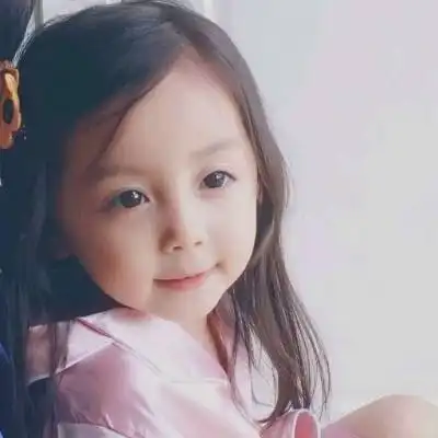 情侣头像可爱小孩一对两张真人萌娃情侣头像一男一女
