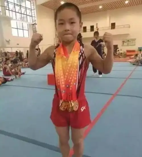 11岁男孩骑行遭碾压身亡多少孩子被体育兴趣班练废了
