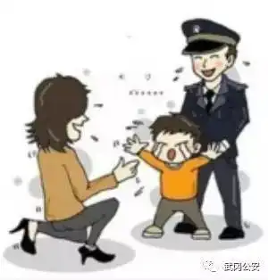 武冈一小男孩没赶上客车,结果迷路在哭泣
