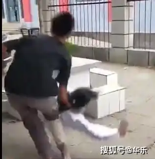 12岁女孩不敢反抗,被多名男子殴打,网友处罚太轻了
