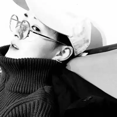 适合当头像的男生照片,就一张彩色的其他都是黑白
