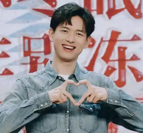 李现飞步扶三脚架,胡歌蹲下接受采访,这才是r1se的榜样
