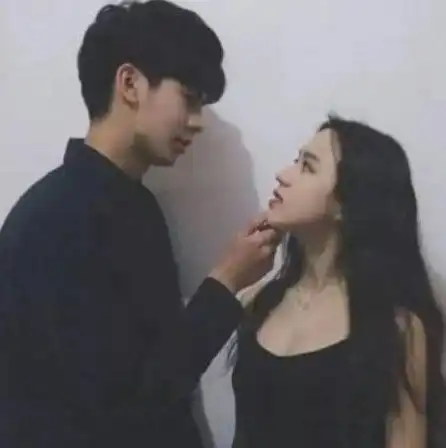 我知道这世界险恶,能瞬间把我吞没,可我只愿躲在他怀里,当宠物
