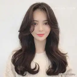 今冬流行韩风大波浪,一看就很美,好想试试同款发型
