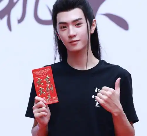 吴宣仪新剧未播先火,出演太子妃升职记续集,看到男主后放心了
