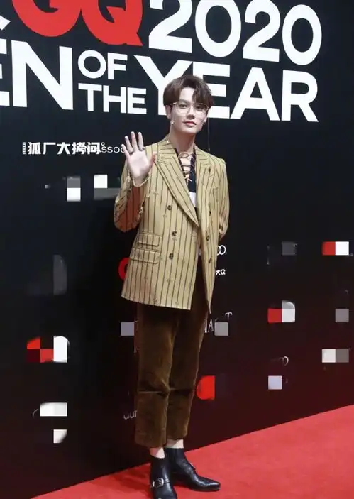 男星红毯比帅蔡徐坤如撕漫男,李易峰和张艺兴摆同款手势
