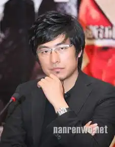 王岳伦艺术范儿厚重发型
