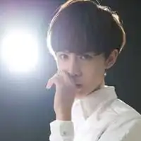 帅气小白脸qq男生头像回不到过去看不见未来
