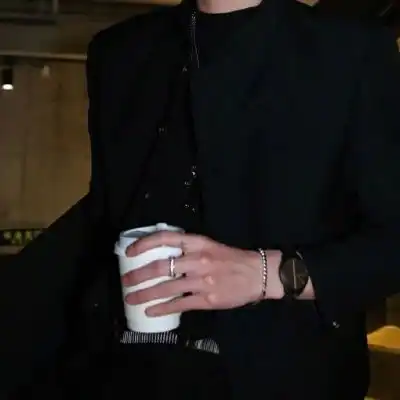 ins风黑色系男生不露脸的真人头像走过的路别回头相逢的人会再相逢
