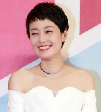 马伊琍新恋情曝光与神秘男约会上演摸头杀,动作好亲昵
