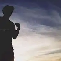 男生楼前孤独背影图片大楼前一个人伤感背影图
