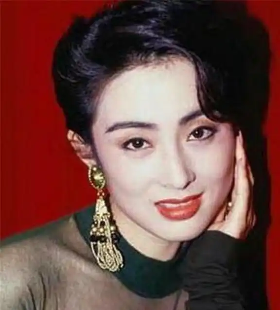 看完80年代的港风穿搭后,突然明白原来时尚是个轮回

