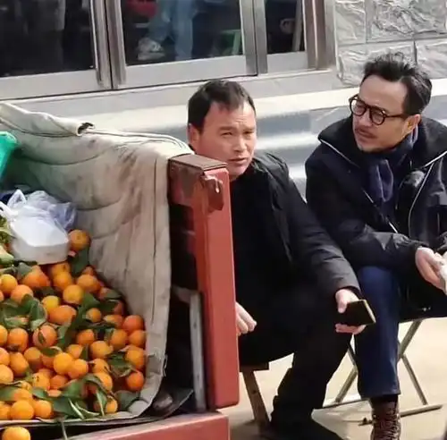 汪涵现身河南农村卖艺,高调帮水果摊主吆喝,胡子花白变沧桑大叔
