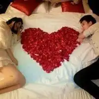 求这两个头像和在一起的原图
