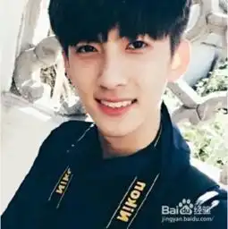 阳光帅气的男生刘海发型
