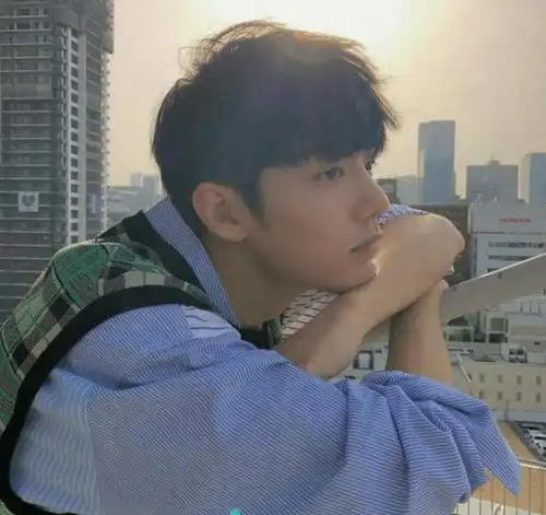 暖男头像真人李宇春