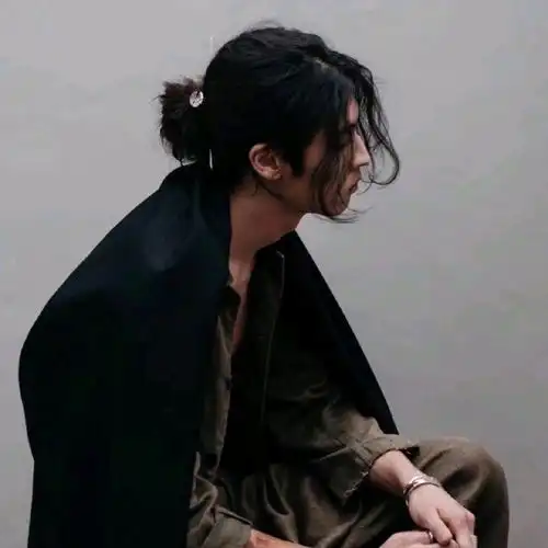 有没有类似这样的头像尽量不露脸,带点神秘感这种,然后高街风一点
