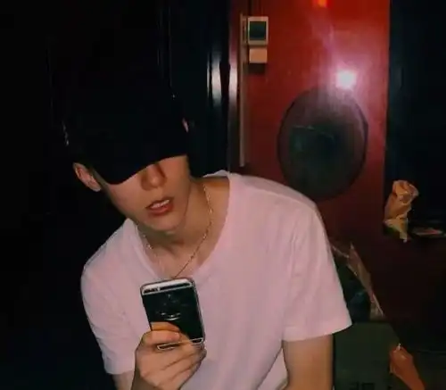 最近火了超a男生头像难过这个东西,难是难,终究会过
