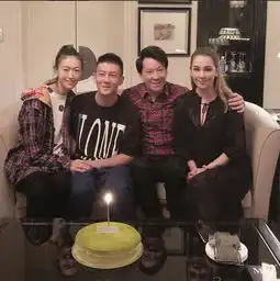 陈冠希说他是世界上最幸运的男人,点解呢...

