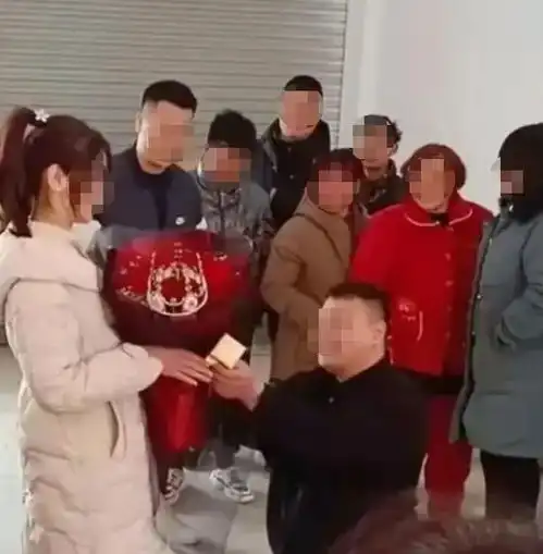 23岁美女被逼婚,中年男子送出20万彩礼,父母是个好女婿
