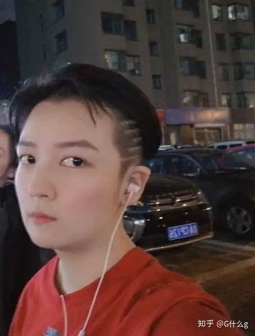 为何那么多年轻男生喜欢油头,大背头
