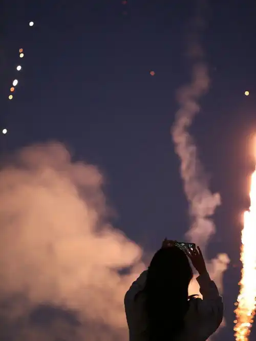 组图虞书欣出道六周年背影大片暗夜绚烂烟花氛围感十足

