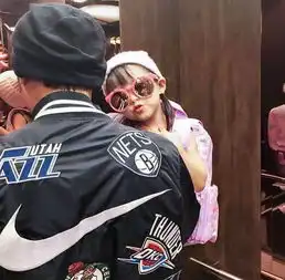 周杰伦情人节同时抱着儿子和女儿,还调侃他们其实很重
