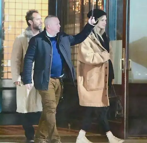 成功追6胎裘德洛夫妇恩爱同框,小15岁爱妻凸肚遮不住
