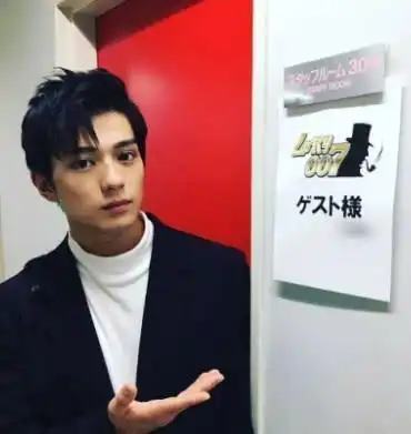 千叶真一生前眼部已病变,在日娱享超高地位,俩儿子都是极品美男
