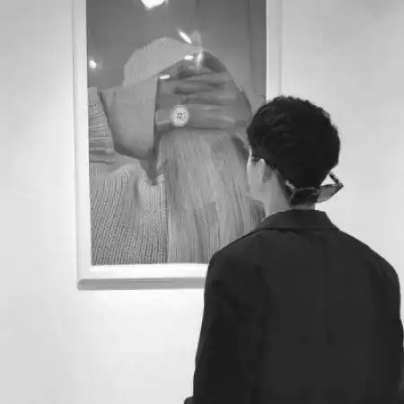 孤独伤感黑白男生头像,男人无需仰仗谁的光芒
