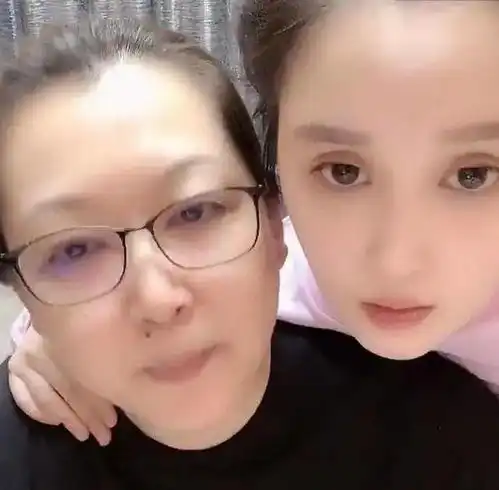 赵本山与马丽娟同框宛若两代人,女儿成颜值担当儿子减肥后又反弹
