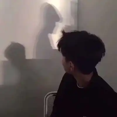 微丧男生头像冷酷帅气侧脸真人遮脸我这个年纪本来就没有快乐可寻了

