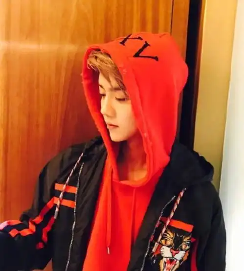 关晓彤穿男友衣服秀恩爱,却被她的钢丝裤圈粉,00后最爱
