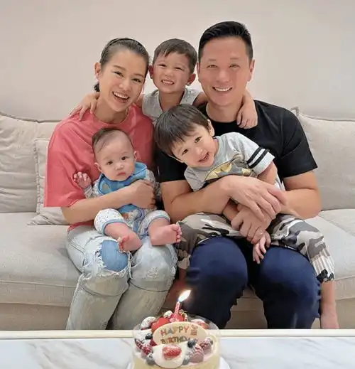 胡杏儿俩儿子扮恐龙,哥哥神情生动搞怪,闭眼亲吻弟弟超有爱
