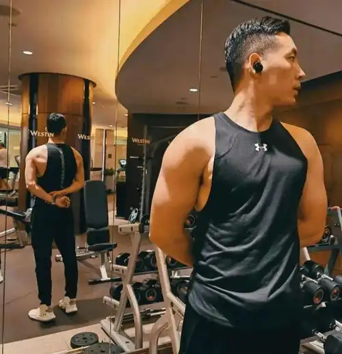 厦大肌肉男老师正装上课照刷爆朋友圈,学生都抢着去上他的课......
