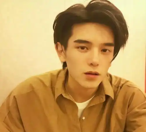 阿飞其人小小说
